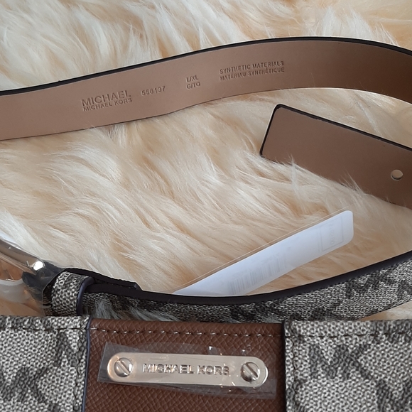 ●SOLD● Michael Kors Belt Bag - Picture 3 of 6